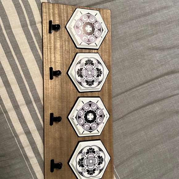 Wall hanger with clips - Picture 1 of 6